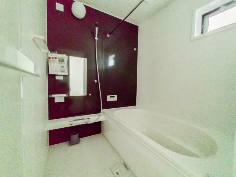 浴室 【Bathroom-浴室-】 1日の疲れを癒すバスルームは、心地よいリラックスを叶える清潔感溢れる美しい空間です。心からゆったりと寛いでいただけるよう、ゆとりのスペースを確保してます。