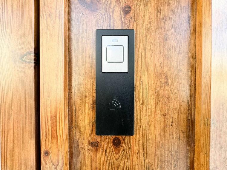 防犯設備 【スマートコントロールキー】 玄関ドアのカギの開け閉めも、これからは電子錠でスマートに。
