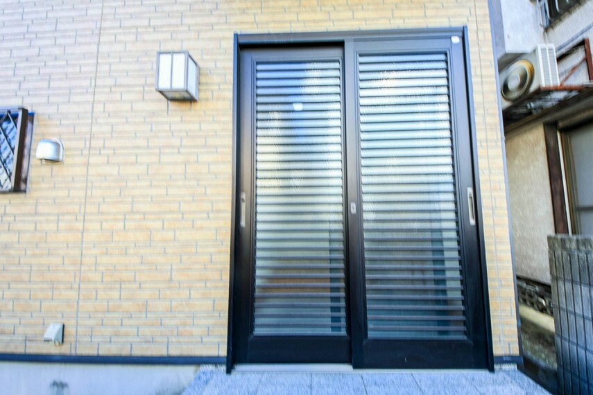 玄関 ＜玄関＞家の顔となる玄関は、高いデザイン性が求められます。高級感と断熱性、防犯性に優れた玄関ドアを標準装備。ピッキング対策のセキュリティサムターン等、防犯に考慮しました。