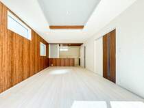 【Living room】 1号棟　インテリアショップで見掛けた「あの家具」も置ける、ゆったりとした空間。時に広さが上質な寛ぎの時間になる事も。