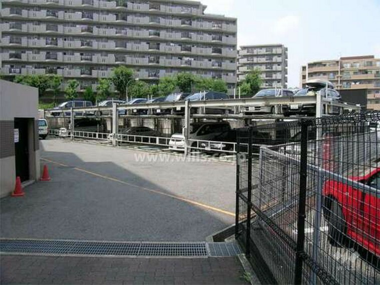 【敷地内駐車場】ハイルーフ車が停められる区画にも空きが有ります！バイク置場、自転車置き場も空き有り！
