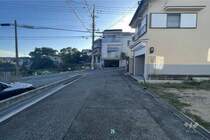【前面道路】学校区は、桜井谷東小学校、第二中学校です。どちらも徒歩10分圏内です。