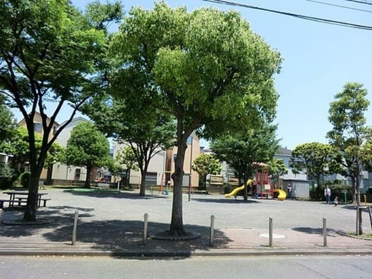 公園 東小倉公園 住宅街の十分な広さの公園です。ブランコ・滑り台などの遊具があり、ベビーカーで入れますので、小さなお子様も楽しめます。