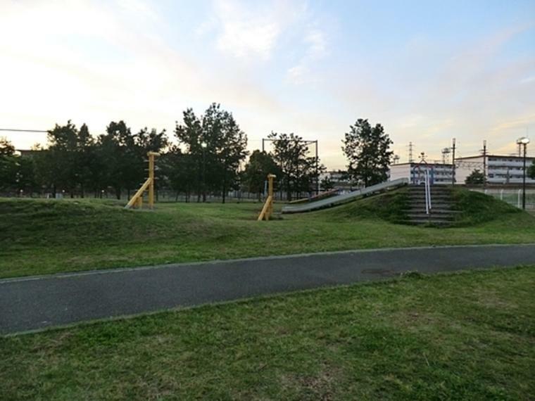 公園 新鶴見公園 横須賀線の線路沿いにある公園。SL型遊具や滑り台などの遊具、運動広場、郷土資料館の四季の郷があります。