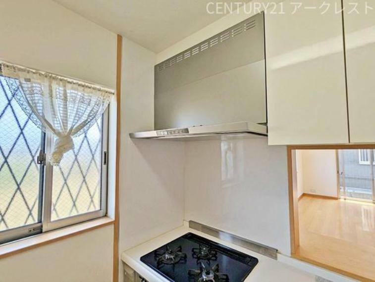 キッチン 三口コンロ設備のため時短にも大活躍！ 小窓がついているため換気も可能です！