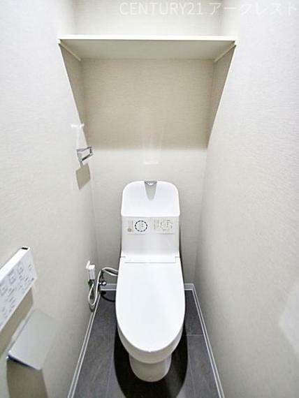 トイレ 棚付き温水洗浄便座付のトイレ