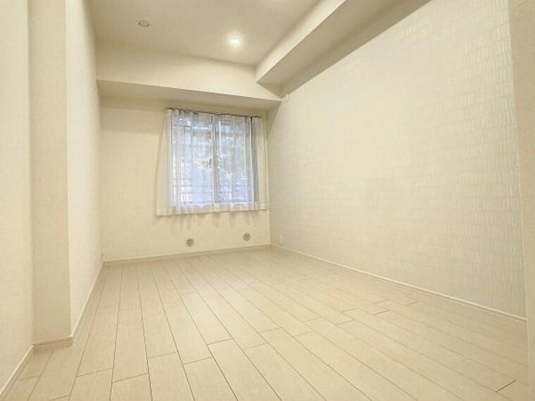 洋室 6.0帖の洋室です。各お部屋白を基調としたデザインなので、清潔感があります。白はどんな家具とも相性がいいので、家具選びもお楽しみください。