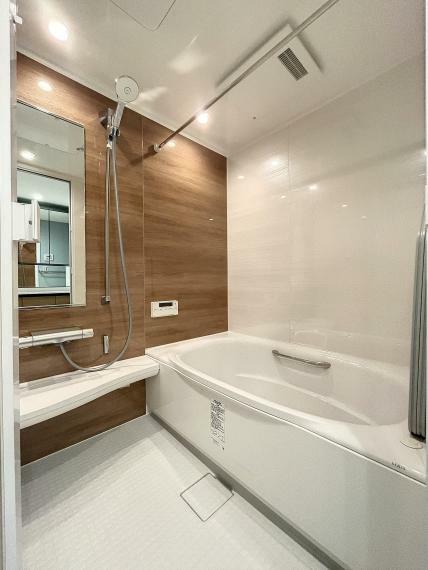 浴室 明るく清潔感のある浴室。足を伸ばして浴槽に浸かっていただける広さです。
