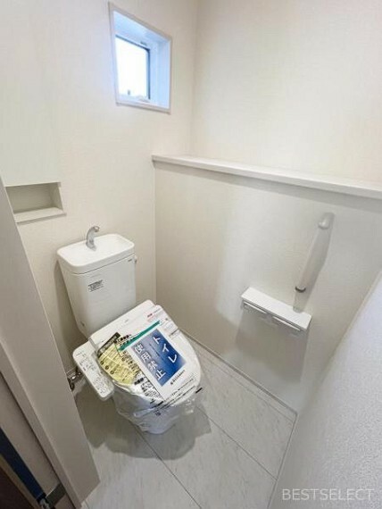 トイレ 快適な温水洗浄機能付。トイレ周りで利用する小物の収納に嬉しいニッチ収納付。