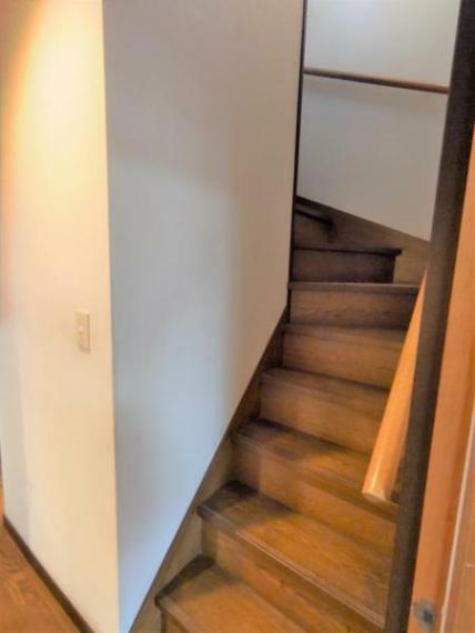 【リフォーム中】階段の写真です。階段には手すりが付いており、普段の上り下りも安心して出来ますね。