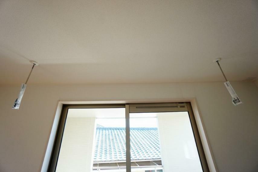 同仕様写真（内観） 同仕様写真。居室には室内干しができる物干し台が天井から設置されていて梅雨時期などにとても便利です。
