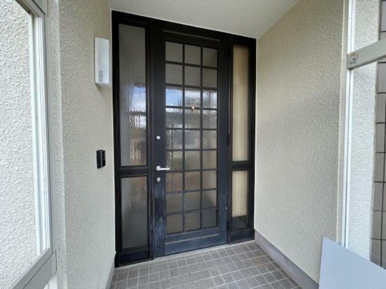 【リフォーム済】風除室内の玄関です。背の高い玄関ドアで、高級感が感じられる玄関です。