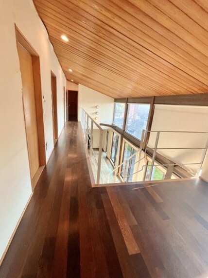 天井にも無垢材が使われており、木質感あふれる空間設計。