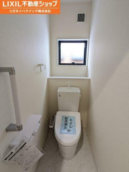 トイレ 暖房便座などがついた高機能シャワートイレです。 ウォシュレットは今となっては欠かせない機能ですね！