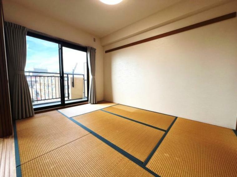 和室 伝統的な日本情緒のある、温かみと落ち着きが感じられる和室です。来客時や一息つきたいときなどに利用できる用途多様な空間です。