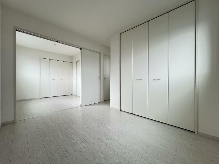洋室 3階洋室4.5帖と5.4帖は扉を開けて2部屋続きの広々とした空間にもなります！