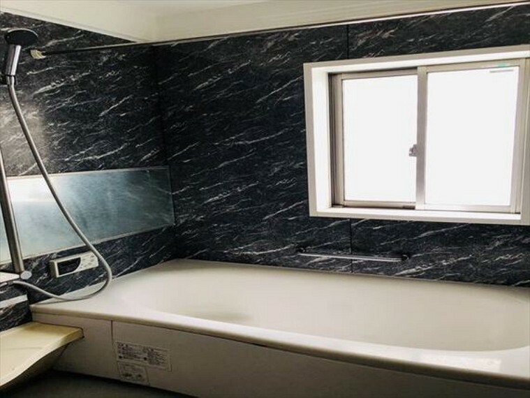 浴室 小窓付きで換気ラクラクな広々バスルームです