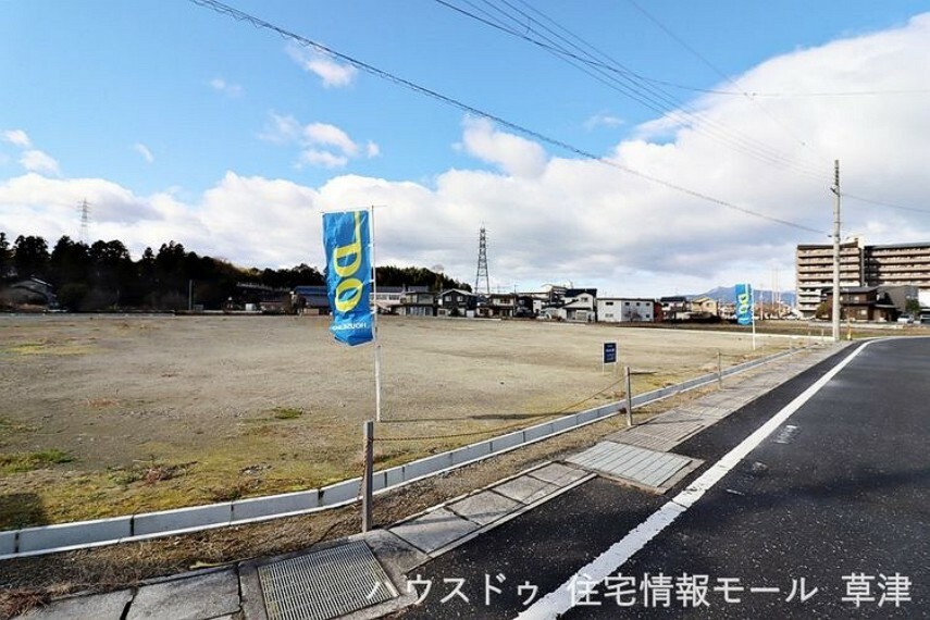 現況写真 【建築条件なし！】更地　ゆとりある約50坪　駐車やすれ違いも楽々の前道約6m　志津小学校まで徒歩5分