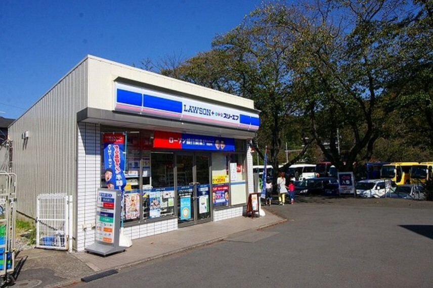 コンビニ ローソンLTF　こどもの国駅前店　距離約1000m