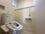 トイレ 十分な広さと清潔感のあるカラーで纏まったおトイレ。LDKや居室とは離れており、洗面や浴室とも別の位置にある為、よりプライバシーへの配慮と落ち着いた空間となっております。