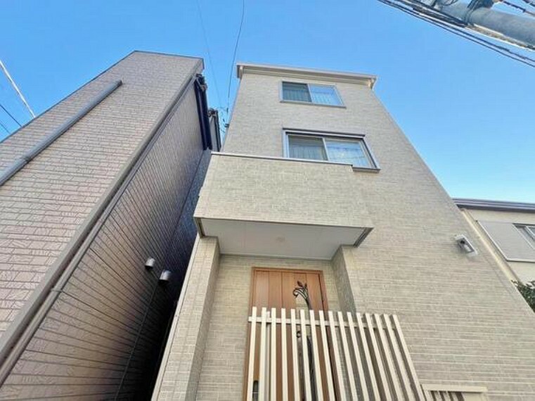 現況写真 建物の居住性に拘った邸宅は、「落ち着き」と「安らぎ」と「快適」を実現してくれます。いつ友人・親戚・来客が来ても決して油断しないハイスペックな邸宅。