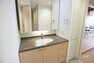 脱衣場 洗面室。三面鏡、引き出し、収納が豊富です。コンセントがあり、身支度に便利です。キッチンにもすぐにアクセス可能！