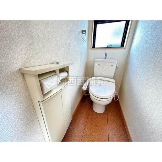 トイレについた小窓は換気に役立ちます。その他暗くなりがちな空間も明るくなりますよ！