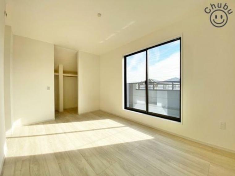 寝室 9.6帖洋室　バルコニーへ出られる大きな窓からは陽射しが注ぎ込み快適な空間を実現