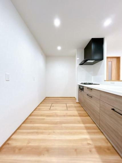 【リフォーム済】キッチン背面は食器棚等を置いても作業しやすい広さを確保しています。コンロ横には冷蔵庫を置くスペースがあります。