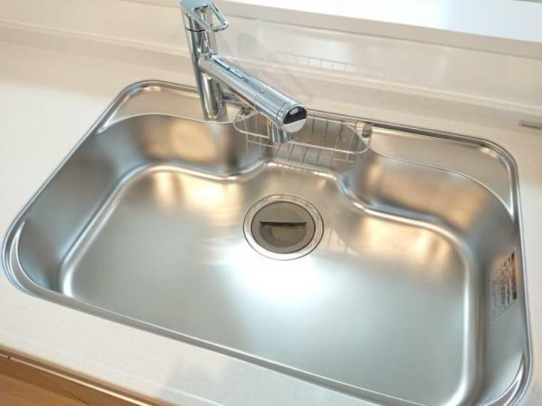 キッチン 新品キッチンのシンクは、大きな鍋も洗いやすいセンターポケット形状。シンクの裏面に振動を軽減する素材を貼ることで、水はね音を抑えた静音設計のシンクです。洗剤バスケット浅型ゴミカゴ標準装備