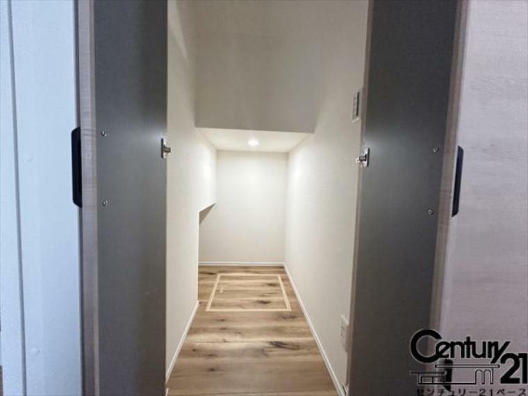 収納 ■現地撮影写真■2階廊下にも便利な収納スペースを完備！