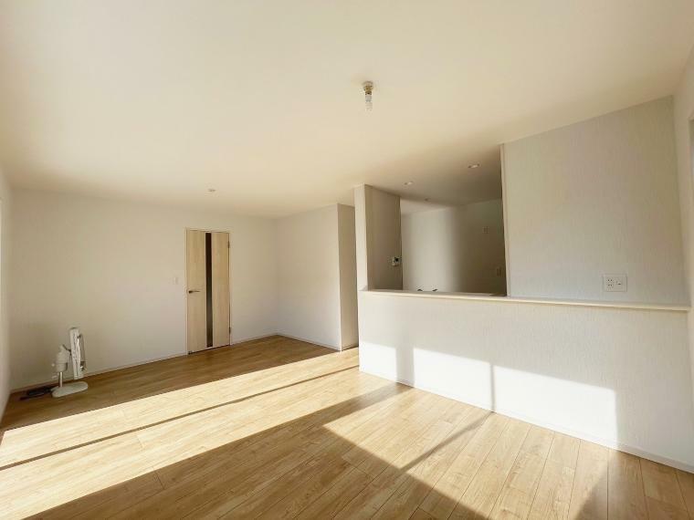 居間・リビング 明るく開放的な空間が広がるLDK。室内には豊かな陽光が注ぎ込み、爽やかな住空間を演出してくれます。