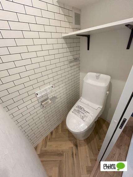 トイレ ヘリンボーンがおしゃれ場トイレの床、壁もデザインがあり一層おしゃれな空間に