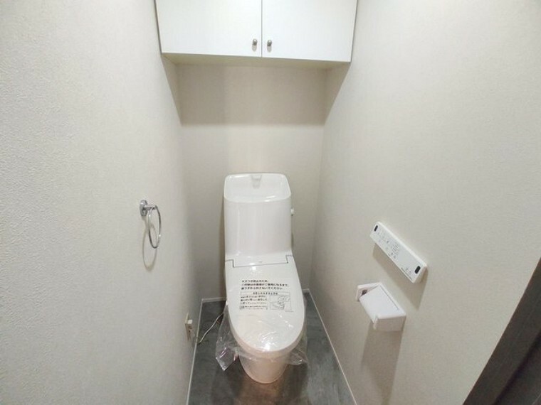 トイレ 新しくお住まいになる方のことを考えて、トイレも新品に交換しました。