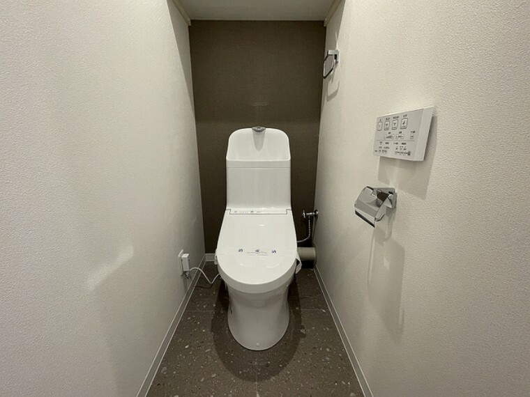 トイレ 新しくお住まいになる方のことを考えて、トイレも新品に交換しました。