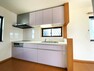 キッチン 1階　キッチン　　手を伸ばせばそこに収納が。安定した使用感の吊戸棚つきのキッチン空間。