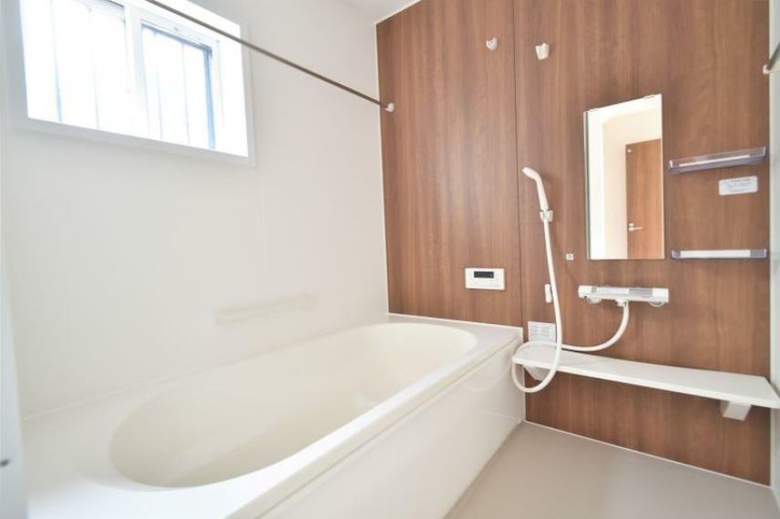 浴室 高効率ガス給湯器「エコジョーズ」搭載！10年使用してもキレイが長持ちする新素材の浴槽。汚れを簡単に落としやすくいつまでもキレイにお使いいただけます。