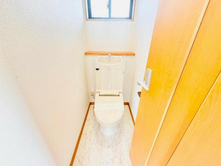 トイレ 小窓付きで換気も十分に可能なウォシュレット付きトイレ