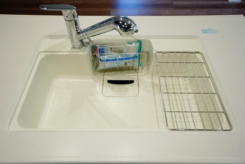 同仕様写真（内観） 同仕様写真。広々とした凸型シンクに洗剤ポケットを標準装備。大きなお鍋など洗いやすいです。