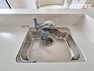 キッチン 浄水機能・シャワーヘッドつきの水栓。シンクも広く洗い物もしやすそうです。
