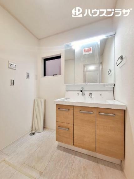 洗面化粧台 収納スペースが充実した三面鏡タイプの洗面台。