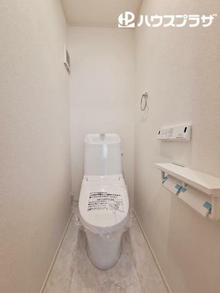 トイレ 3階 シャワートイレ。棚付2連紙巻機のペーパーホルダーは補充もスムーズです。
