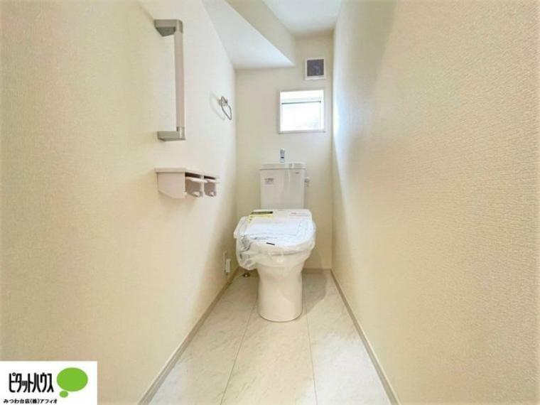 同仕様写真（内観） 施工例写真:清潔感のある真っ白なトイレ