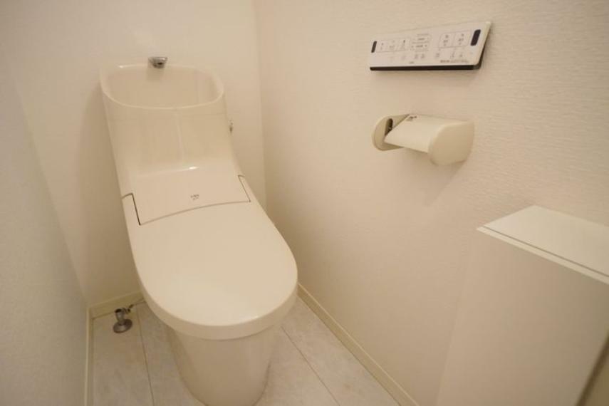 トイレ 清潔感があり、お掃除がしやすいトイレです。必要最低限の収納スペースも付いています。