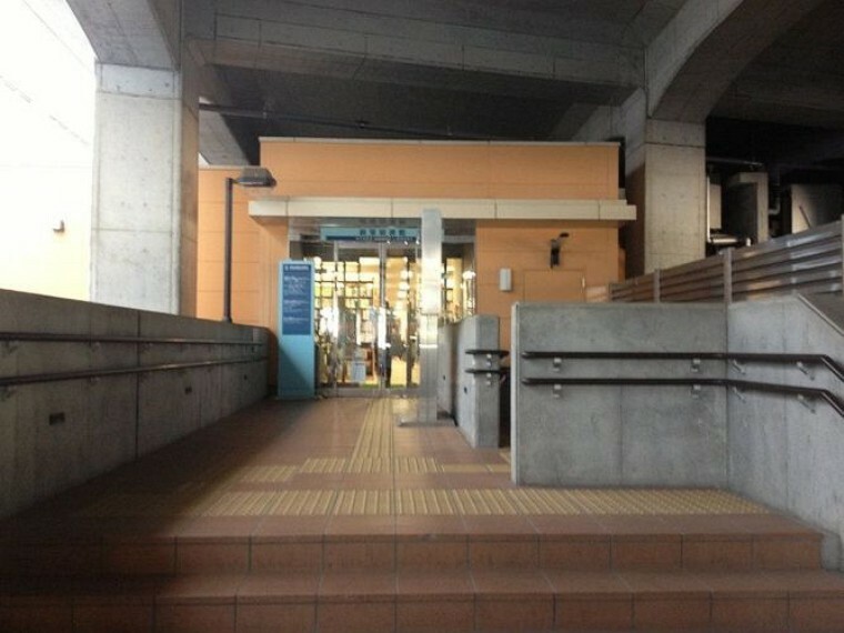 世田谷区立経堂図書館 徒歩11分。（約810m）