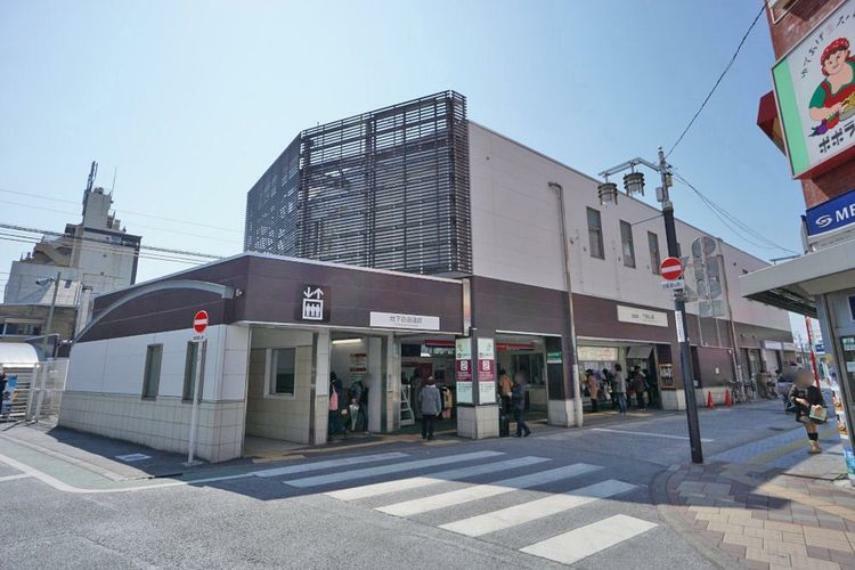 千歳烏山駅（京王線） 徒歩13分。昔の地名の千歳村と烏山村が駅名の由来。駅前に広がる「えるもーる烏山」は日本で初めてスタンプカードを導入した商店街です。お店のジャンルも充実し、単身者からファミリーま…（約1,090m）