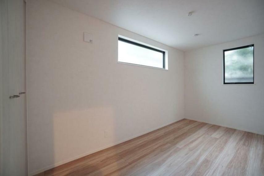 ナチュラルな床。白い壁紙。なんとも美しいバランスです。次は家具でお部屋を彩ってください。。
