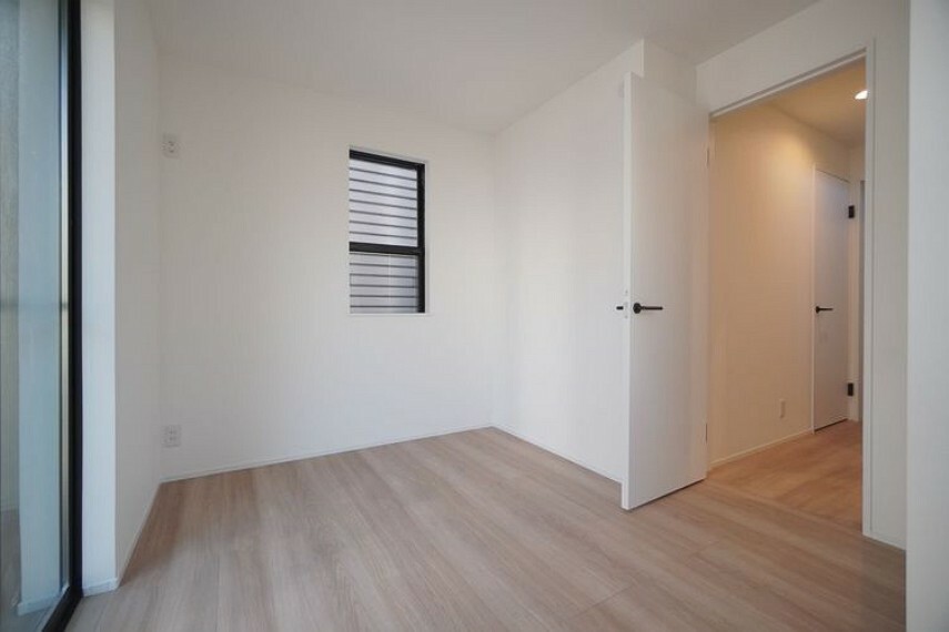 ナチュラルな床。白い壁紙。なんとも美しいバランスです。次は家具でお部屋を彩ってください。。