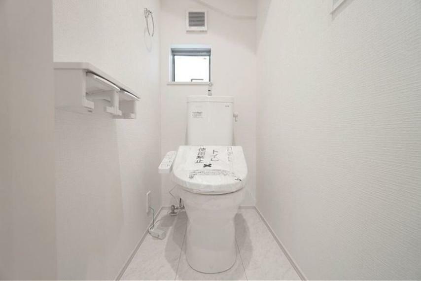 トイレ 清潔感のあるホワイト系カラーで統一されています。明るくリラックスできる空間です。
