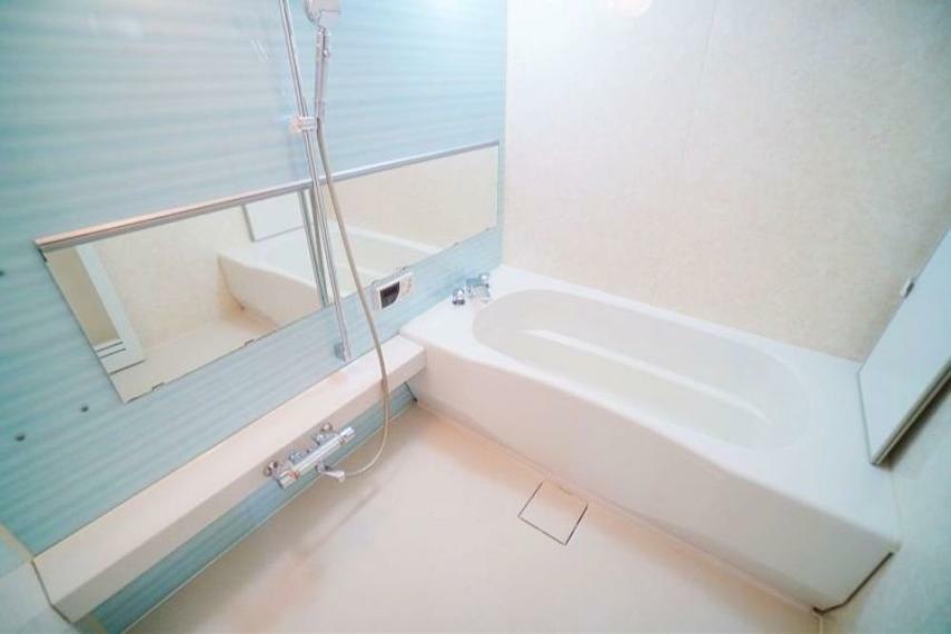 広々したお風呂は大家族のご家庭にも安心です。ゆっくりとくつろげるプライベート空間です。